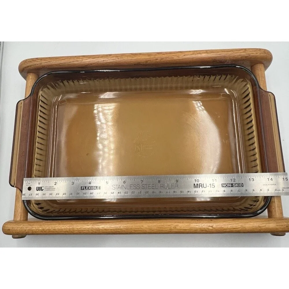 Vtg Anchor Hocking Casserole Dish 3QT Baking Amber Glass Wood Cradle Rack 9x14